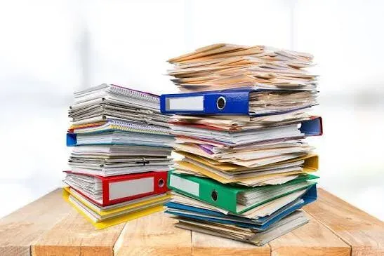 Stapels ordners en papieren: praktische informatie